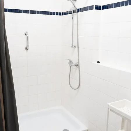 With 5 Beds & Two In The Centre Pressburg