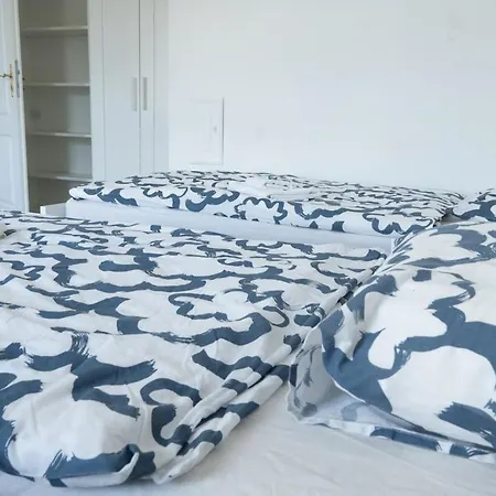 With 5 Beds & Two In The Centre Apartment Pressburg