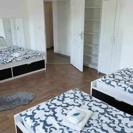 With 5 Beds & Two In The Centre * Pressburg