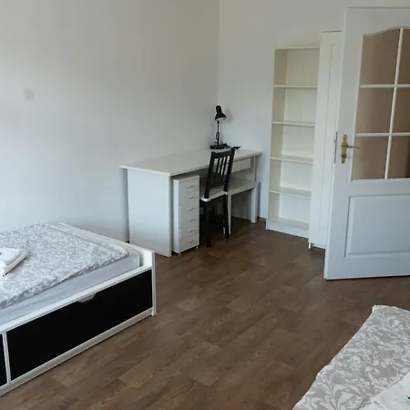 With 5 Beds & Two In The Centre Pressburg